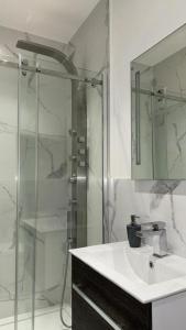 uma casa de banho com um lavatório e um chuveiro em Luxurious & Spacious Apartment em Reading