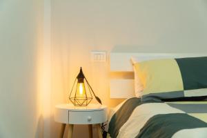 Schlafzimmer mit einem Bett und einer Lampe auf einem Tisch in der Unterkunft A casa di Serena in Ancona