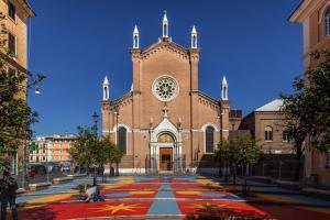 a church with a large building with a clock tower at [Roma Termini] - Suite elegante in Rome