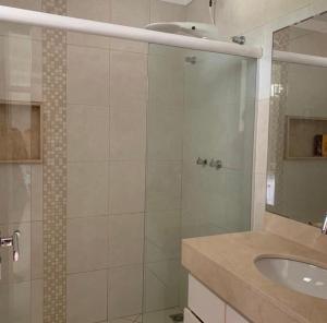 een badkamer met een douche en een wastafel bij Casa Villas in Lauro de Freitas
