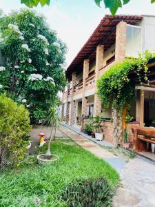 un patio de un edificio con una planta en el patio en Pousada Reflexo das Águas, en Santo Amaro 38 fotos más