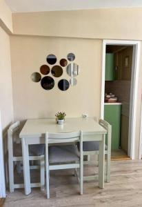 - une table et des chaises blanches dans la chambre dans l'établissement Villa Lenka Sokobanja, à Sokobanja
