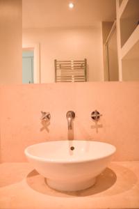 - białą umywalkę w łazience z lustrem w obiekcie 2 Bedroom Discovery Dock w Londynie