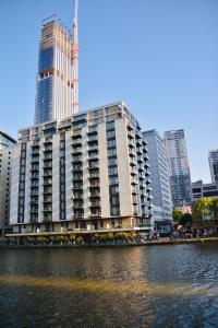 un edificio accanto a un bacino d'acqua con edifici alti di 2 Bedroom Discovery Dock a Londra