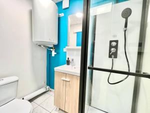 ein Bad mit einer Dusche, einem WC und einem Waschbecken in der Unterkunft Le petit Penon ~ T1 Bis avec parking /clim /Fibre in Saint-Georges-lès-Baillargeaux