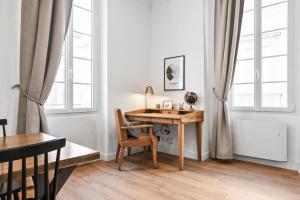 a home office with a desk and a chair at La Loge Vieux-Port in Marseille