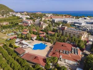- une vue aérienne sur un complexe avec un nuage bleu sur le toit dans l'établissement MIR'AMOR GARDEN Resort Hotel-ALL INCLUSIVE, à Antalya