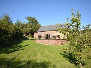 an old stone house with a large yard at 3 bed in Bickleigh HOBAR in Thorverton