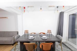 una sala da pranzo con tavolo, sedie e divano di Modern and Luxury House for 8 a Gillingham