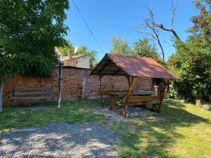 a picnic table with a roof in a yard at Будинок для відпочинку Патріція in Berehove
