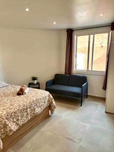 a bedroom with a bed and a couch and a window at Apartamentos LH frente al metro Barcelona-Aeropuerto in Hospitalet de Llobregat