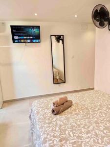 Postel nebo postele na pokoji v ubytování Apartamentos LH frente al metro Barcelona-Aeropuerto