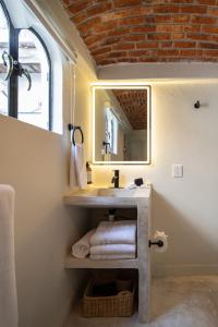 Ένα μπάνιο στο HOLT Hotel del Pueblito