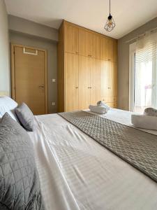 Кровать или кровати в номере MyseA VillasNikiti