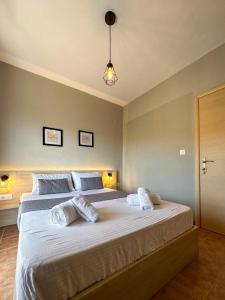 Кровать или кровати в номере MyseA VillasNikiti