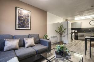 sala de estar con sofá azul y cocina en #82 Phoenix Court By DerBnB, Modern 1 Bedroom Apartment, Wi-Fi, Netflix & Within Walking Distance Of The City Centre, en Sheffield