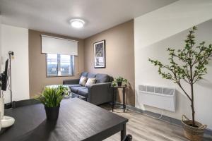 a living room with a couch and a table at #82 Phoenix Court By DerBnB, Modern 1 Bedroom Apartment, Wi-Fi, Netflix & Within Walking Distance Of The City Centre in Sheffield