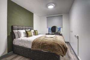 a bedroom with a large bed with green walls at #82 Phoenix Court By DerBnB, Modern 1 Bedroom Apartment, Wi-Fi, Netflix & Within Walking Distance Of The City Centre in Sheffield