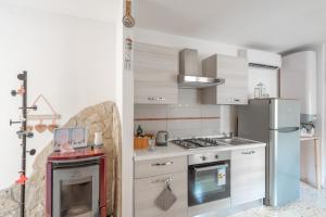 uma cozinha com um fogão e um frigorífico em La Casita em Brendola