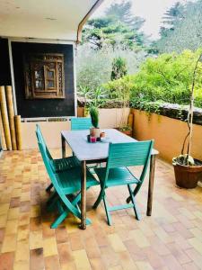 een tafel en stoelen op een patio bij Chic Studio Climatisé avec Parking 5mn plage in Saint-Tropez