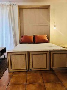 1 dormitorio con 1 cama grande y cabecero en Chic Studio Climatisé avec Parking 5mn plage, en Saint-Tropez