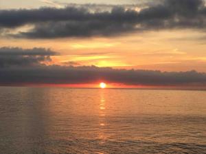 un tramonto su un corpo d'acqua con il tramonto di Chic Studio Climatisé avec Parking 5mn plage a Saint-Tropez