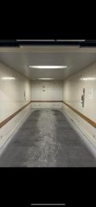 ein großes leeres Zimmer mit geschwungenem Boden und großer Decke in der Unterkunft Vincent Apartment in Budapest