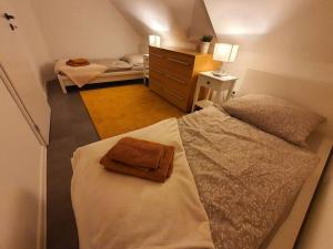 um pequeno quarto com uma cama e uma cómoda em Nový podkrovný byt v rodinnom dome (5 osôb) em Nové Mesto nad Váhom