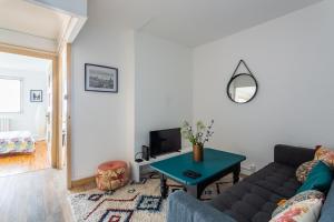 sala de estar con sofá y mesa en Appart lumineux à emplacement idéal refait à neuf, en Oullins
