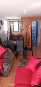 - un salon avec un canapé et une table dans l'établissement Cabañas paraíso el Yacal, à El Bolsico