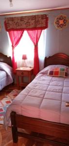 een slaapkamer met een bed en een raam met gordijnen bij Cabañas paraíso el Yacal in El Bolsico