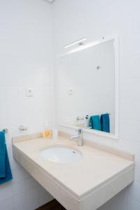W łazience znajduje się umywalka i lustro. w obiekcie Villa Santiago w mieście Praia