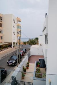 - une vue depuis le balcon d'un immeuble avec des voitures dans l'établissement Villa Santiago, à Praia