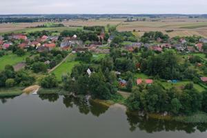 een luchtzicht op een klein stadje naast een rivier bij Domel letniskowy drewniany nad Jeziorem Strzeszowskim nowy in Strzeszów