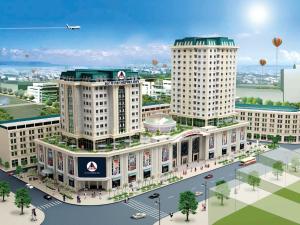 eine Darstellung eines Gebäudes mit Menschen, die darum herumgehen in der Unterkunft Vinh Trung Plaza Hotel in Đà Nẵng