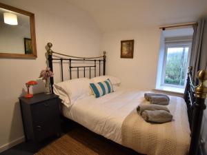 En eller flere senge i et værelse på 3 Bed in Chaldon Herring 87868