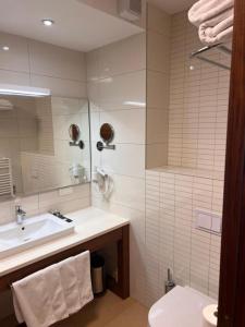 亞霍里納的住宿－Apartment B327 Aparthotel Vucko，白色的浴室设有水槽和卫生间。