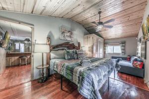 - une chambre avec un lit et un plafond en bois dans l'établissement Happy Home, à Ruidoso