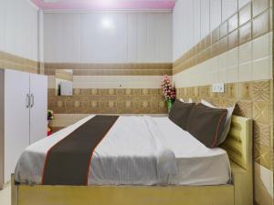 1 dormitorio con 1 cama grande en una habitación en Collection O Hotel Paradise And Restaurant, en Kāshīpur