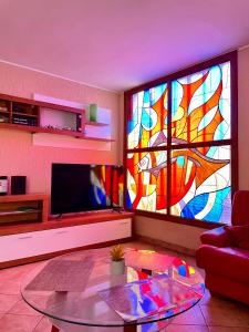 un salon avec un grand vitrail dans l'établissement Apartments Valbandon, à Fažana