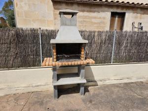 un horno de ladrillo sentado frente a un edificio en Villa Nelly, en Alcudia