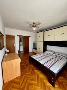 - une chambre avec un grand lit et du parquet dans l'établissement Apartments Valbandon, à Fažana