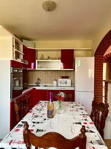 Il comprend une cuisine équipée d'une table et d'un réfrigérateur blanc. dans l'établissement Apartments Valbandon, à Fažana