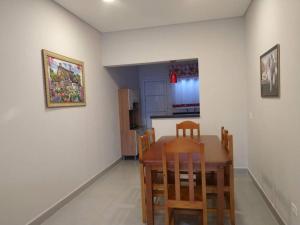 a kitchen and dining room with a table and chairs at Casa em São Sebastião in São Sebastião