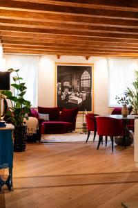 ヴェローナにあるPalazzo Reggiani - Leonardo Da Vinciの赤いソファとテーブルのあるリビングルーム