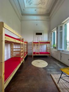 a room with two bunk beds and a ceiling at Castelo dos Tucanos Hostel in Rio de Janeiro