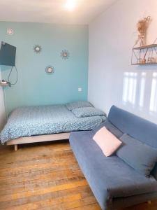 una sala de estar con un sofá y una cama en Duplex Atypique Paris 13 Station F Bercy, en París 7 fotos más