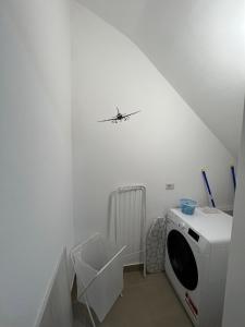 een kleine badkamer met een klein vliegtuig aan de muur bij Homeshop in Agira