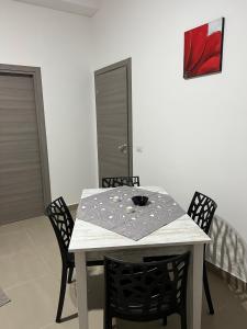 een eettafel met stoelen en een witte tafel met: bij Homeshop in Agira