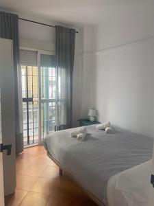 A bed or beds in a room at Apartamento Plaza de la Alfalfa